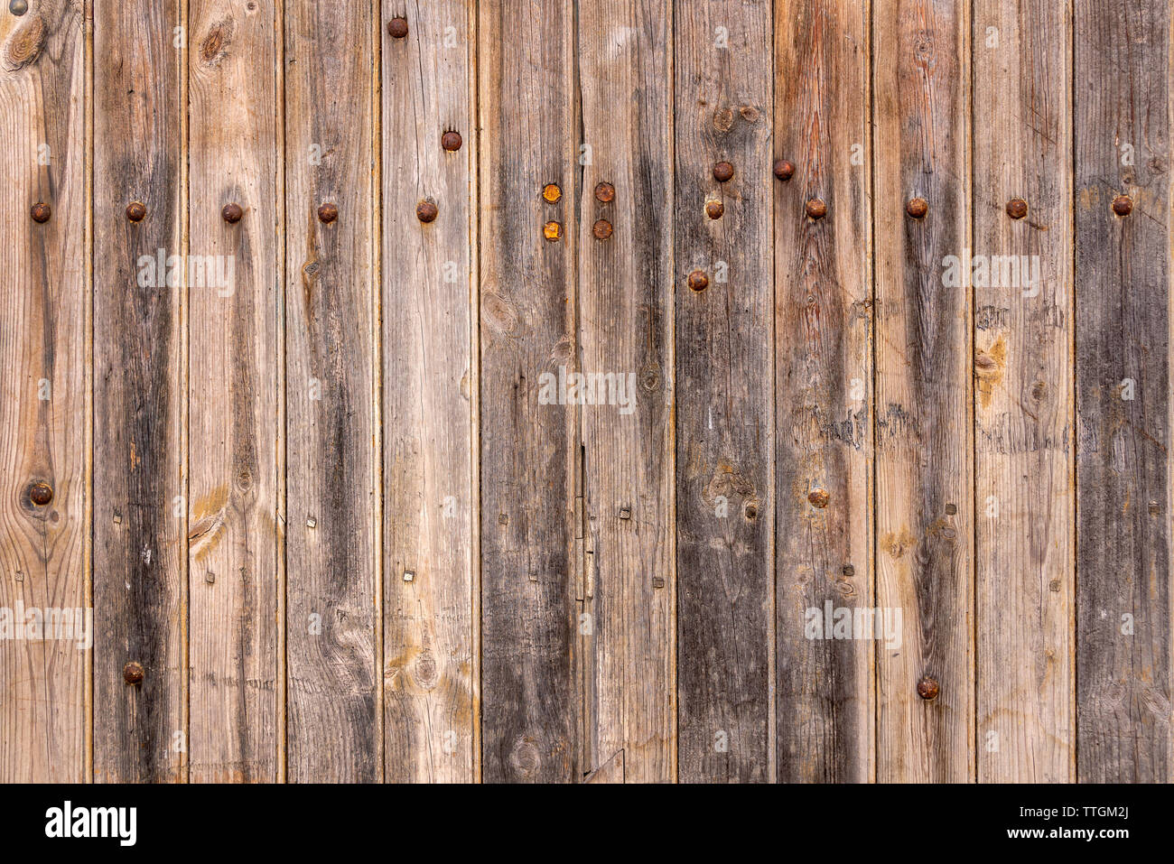 Tavole di legno con uno sfondo con chiodi arrugginiti Foto Stock