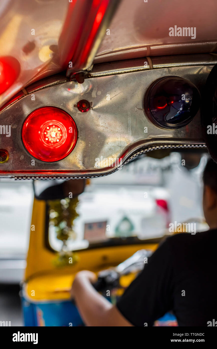 Uomo alla guida di una moto taxi a Bangkok, in Thailandia. Foto Stock