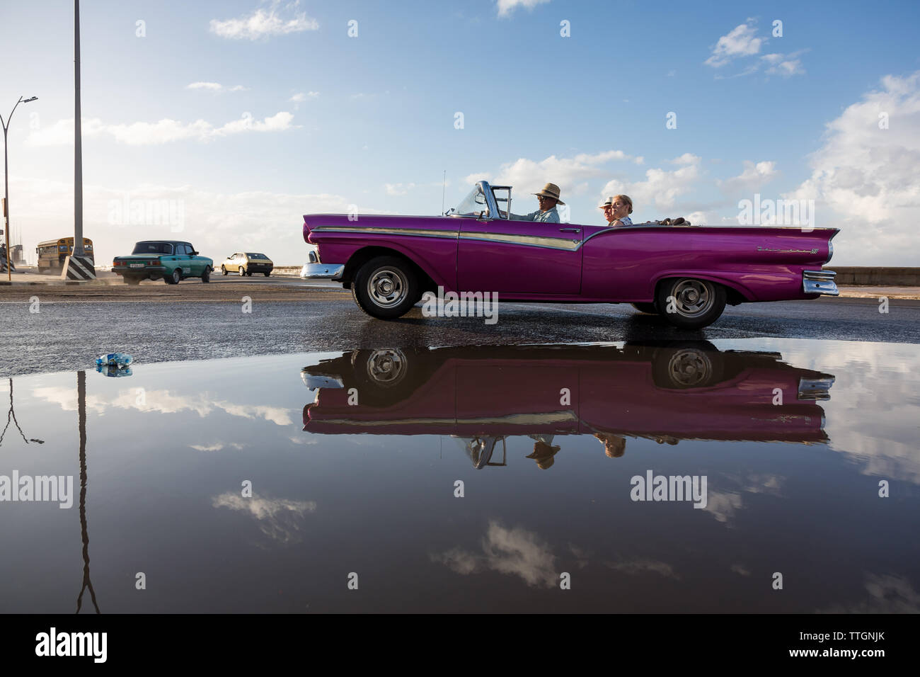 L'Avana, Cuba, 2017: Vintage guida auto in strada sul fronte oceano. Il Malecon Foto Stock