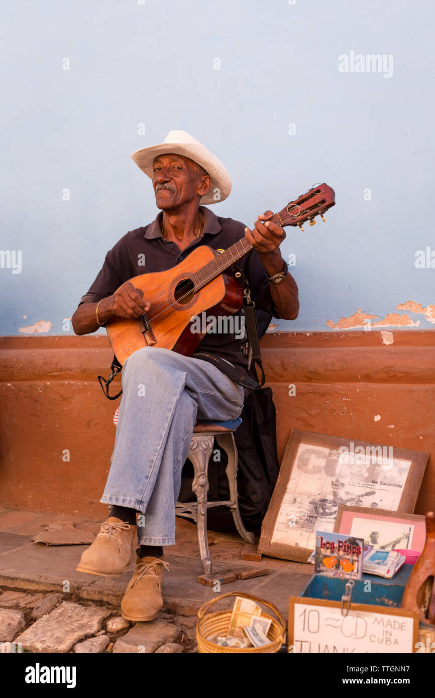 Musicista che gioca sulla strada. La vita reale scena in Trinidad, Cuba. 2017. Foto Stock