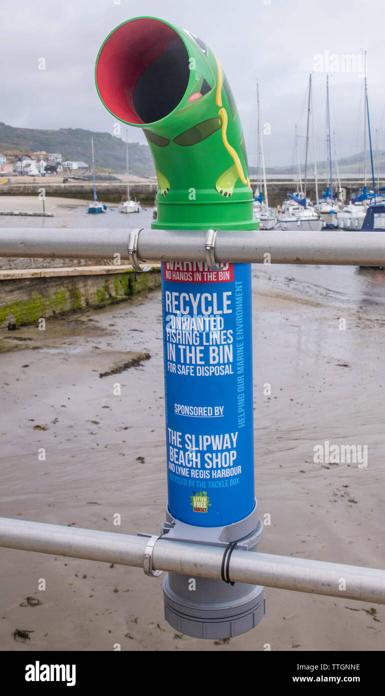 Una linea di pesca il riciclaggio di smaltimento a Lyme Regis, Dorset, England, Regno Unito Foto Stock