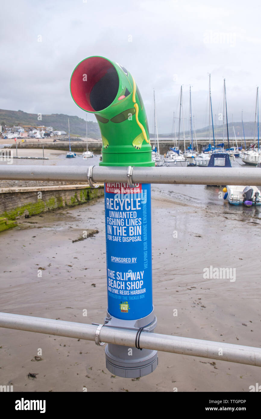 Una linea di pesca il riciclaggio di smaltimento a Lyme Regis, Dorset, England, Regno Unito Foto Stock