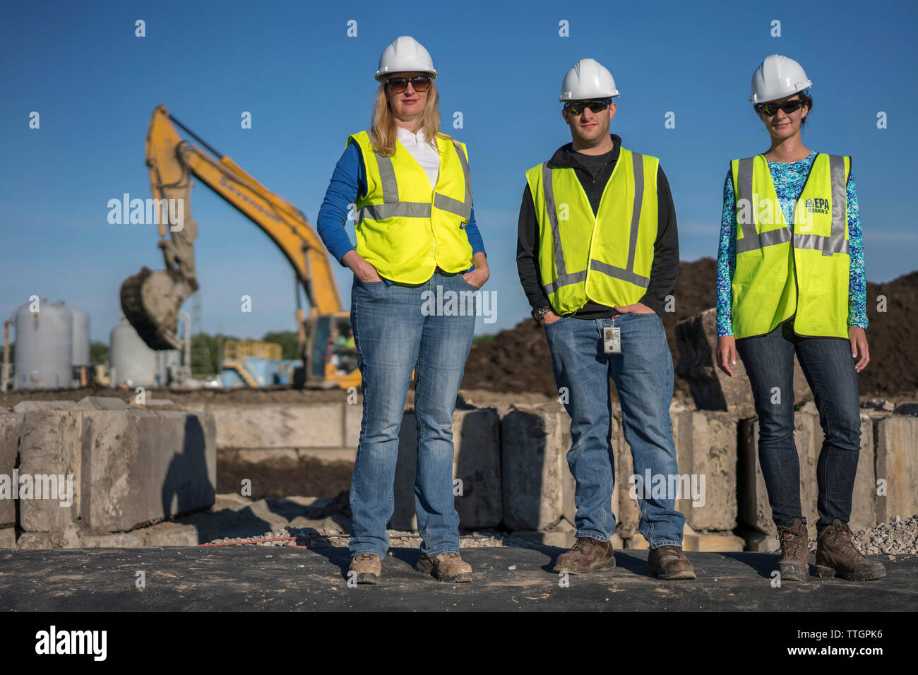 E.P.A. lavoratori durante il restauro della raffineria di petrolio, Muskegon, Michigan Foto Stock