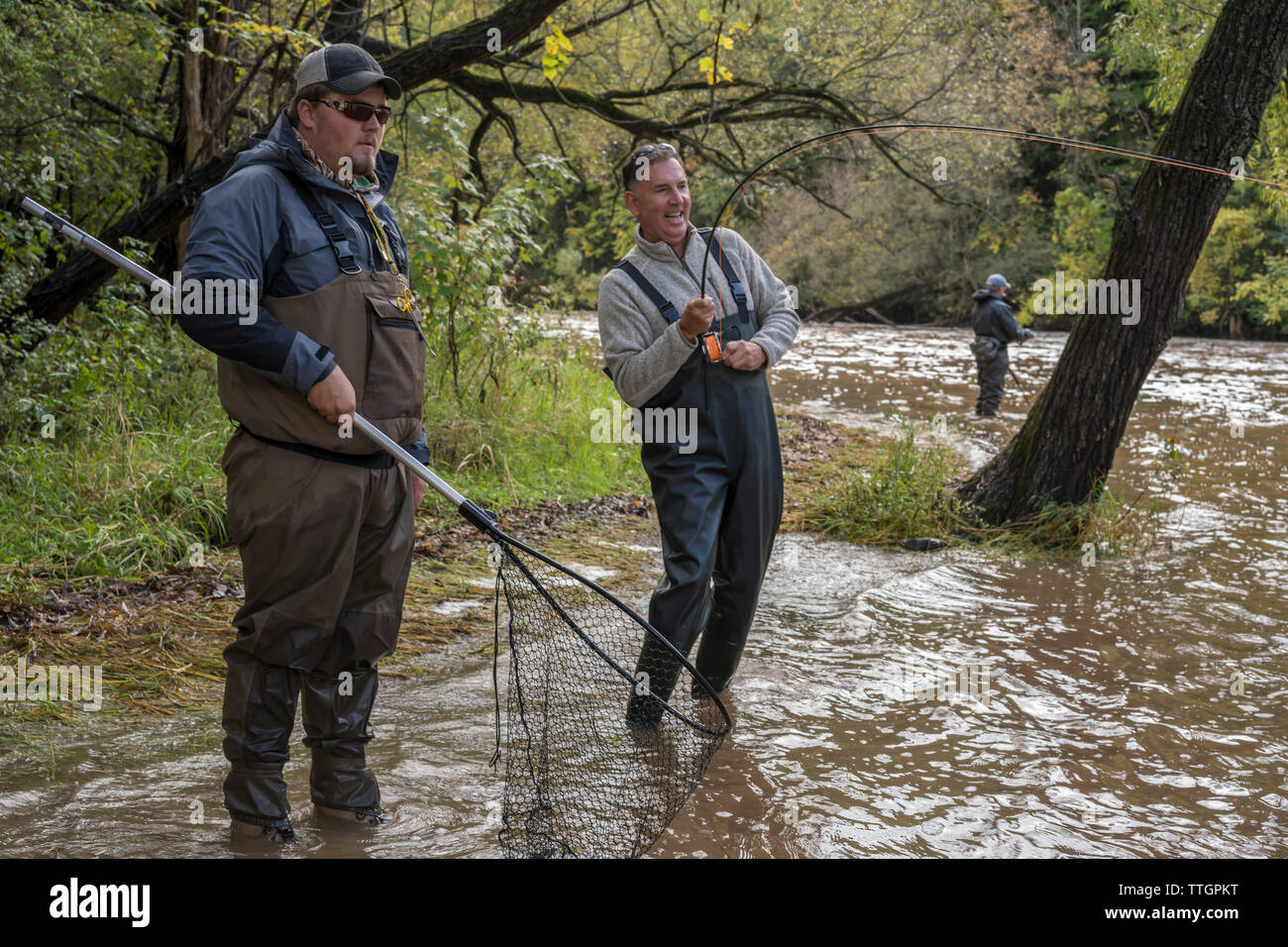 Fisherman la cattura di un salmone King sul fiume Sheboygan, Wisconsin Foto Stock