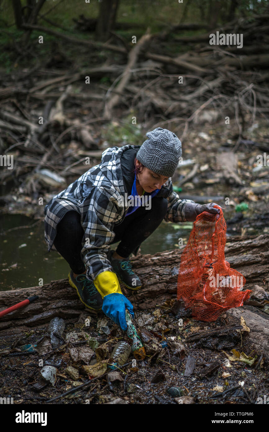 Volunteer preleva la spazzatura in fiume Ottawa, Toledo, Ohio Foto Stock