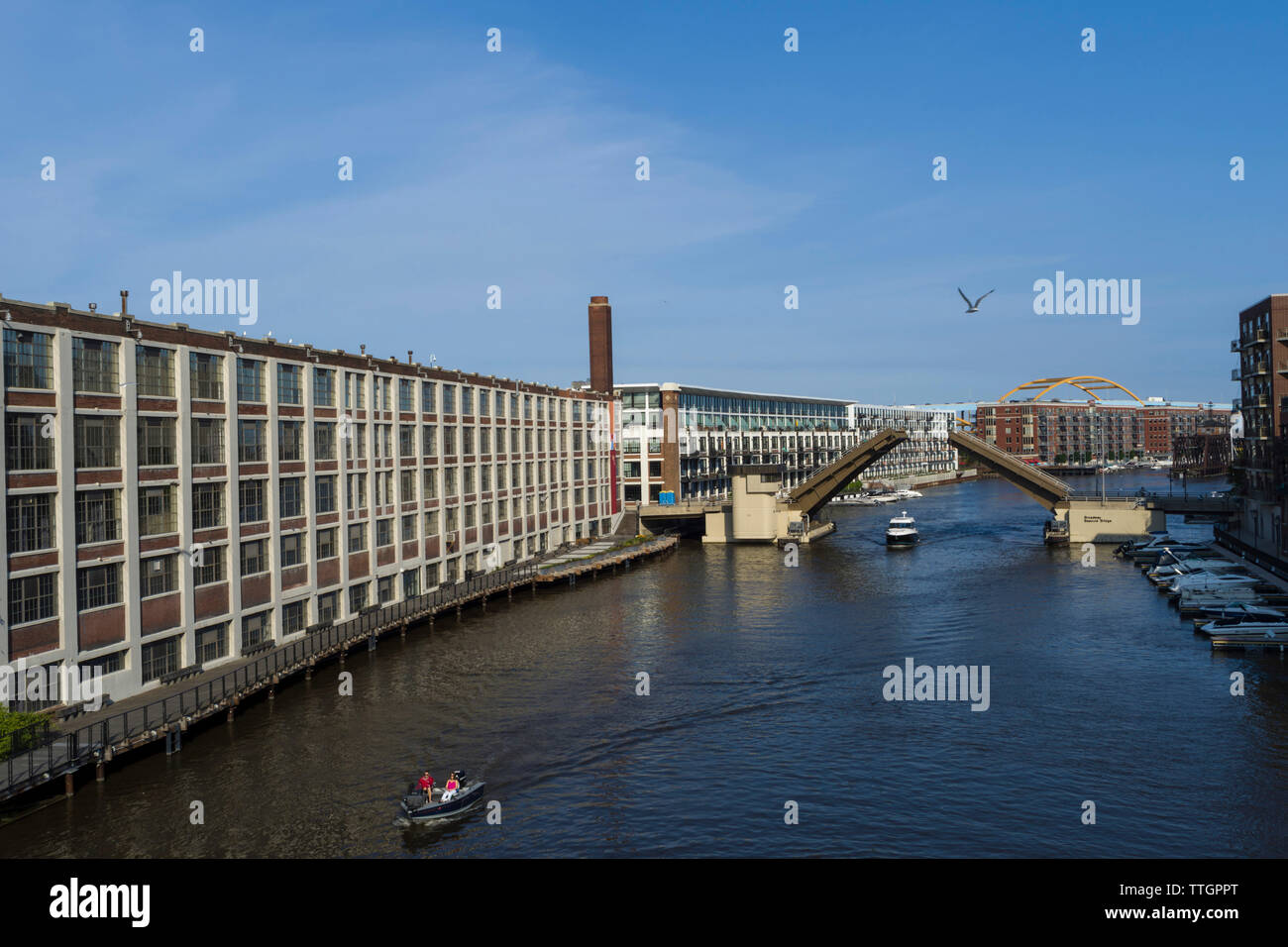 Milwaukee River, nuovi condomini, barche, Milwaukee, Wisconsin Foto Stock