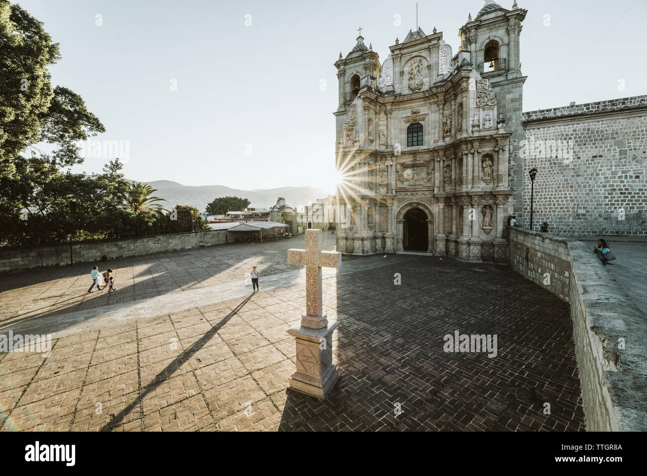 Quasi vuoto cortile della basilica nella città di Oaxaca Messico al tramonto Foto Stock
