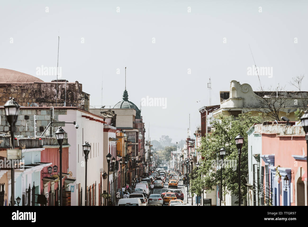 Colorata città street skyline nel centro della città di Oaxaca messico Foto Stock