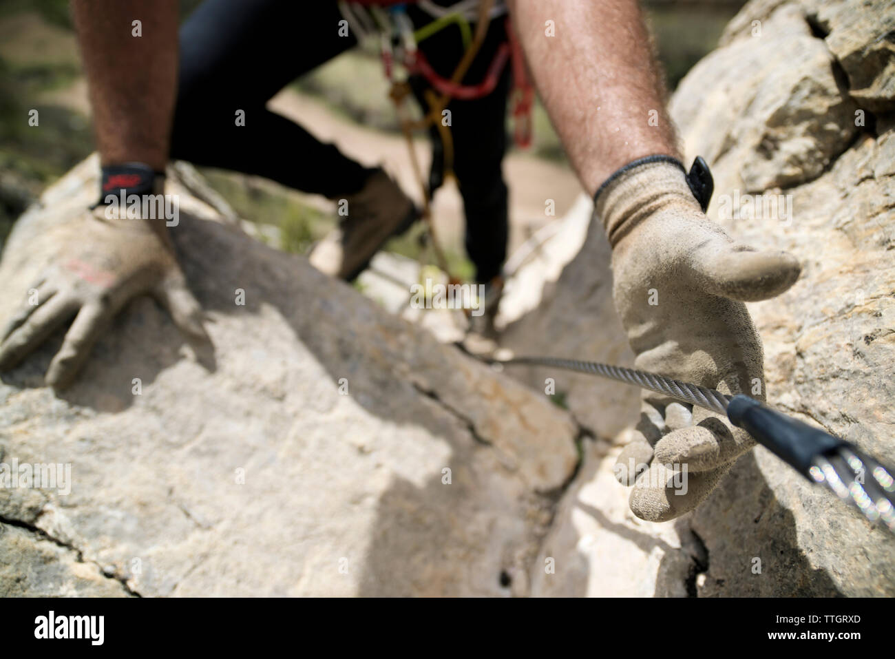 Sezione bassa dell'uomo rock climbing Foto Stock