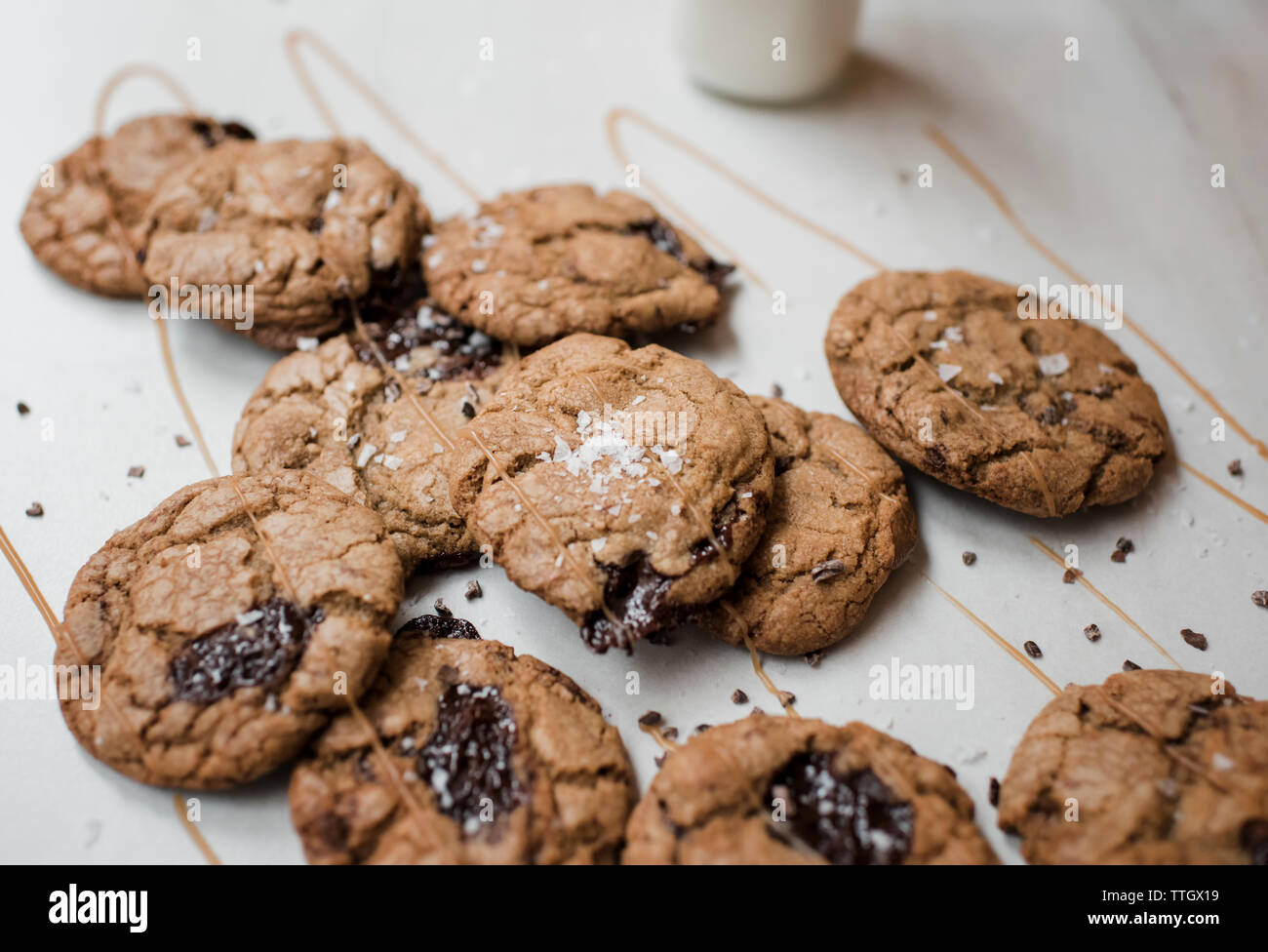 Cioccolato artigianale cookies coperto di caramello con latte Foto Stock
