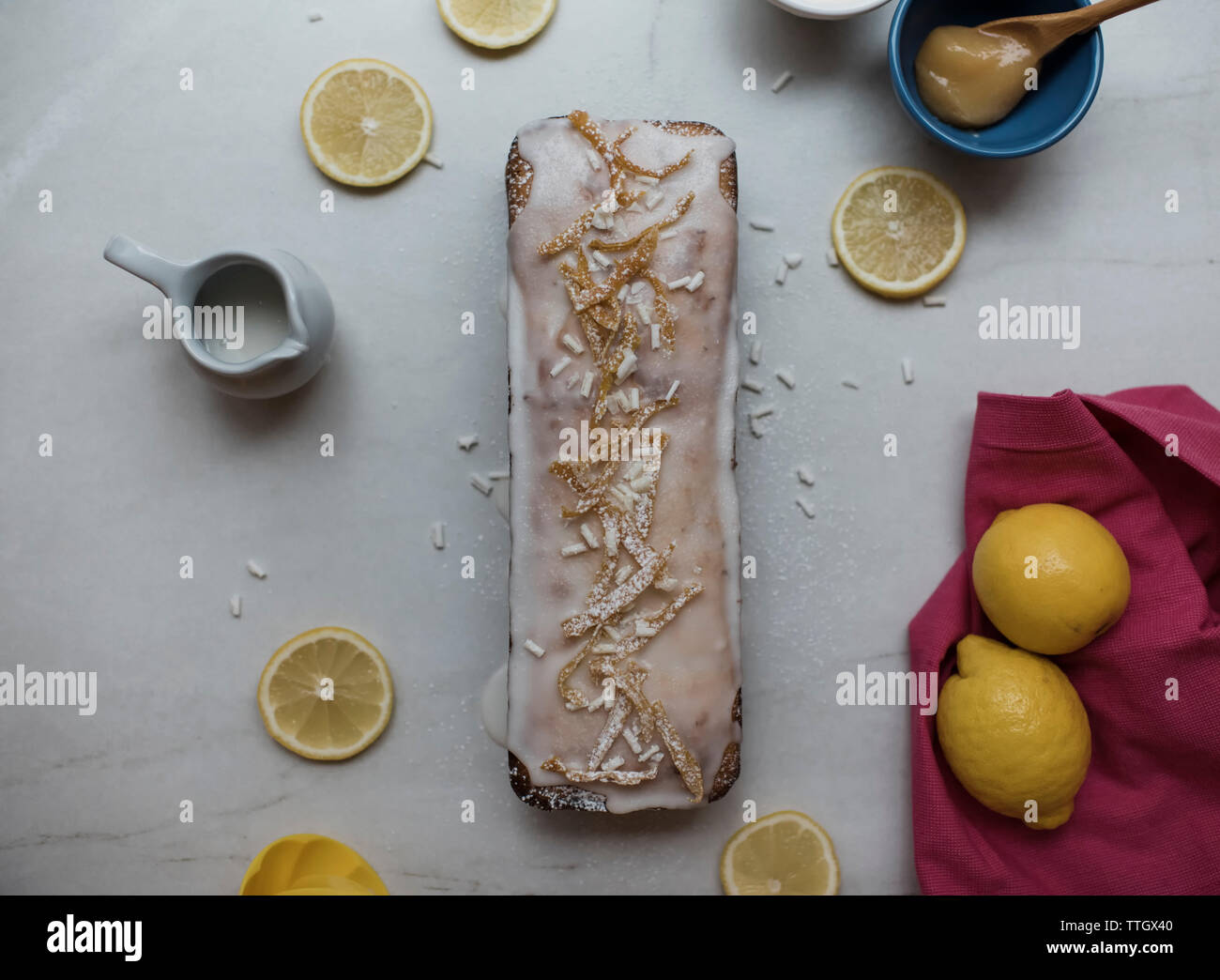Limone focaccia dolce circondato da ingredienti e decorazioni Foto Stock