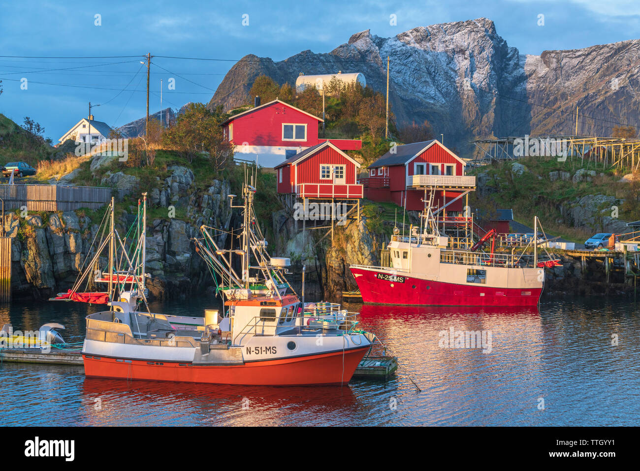 Barche da pesca nel porto di Hamnoy village, Norvegia Foto Stock