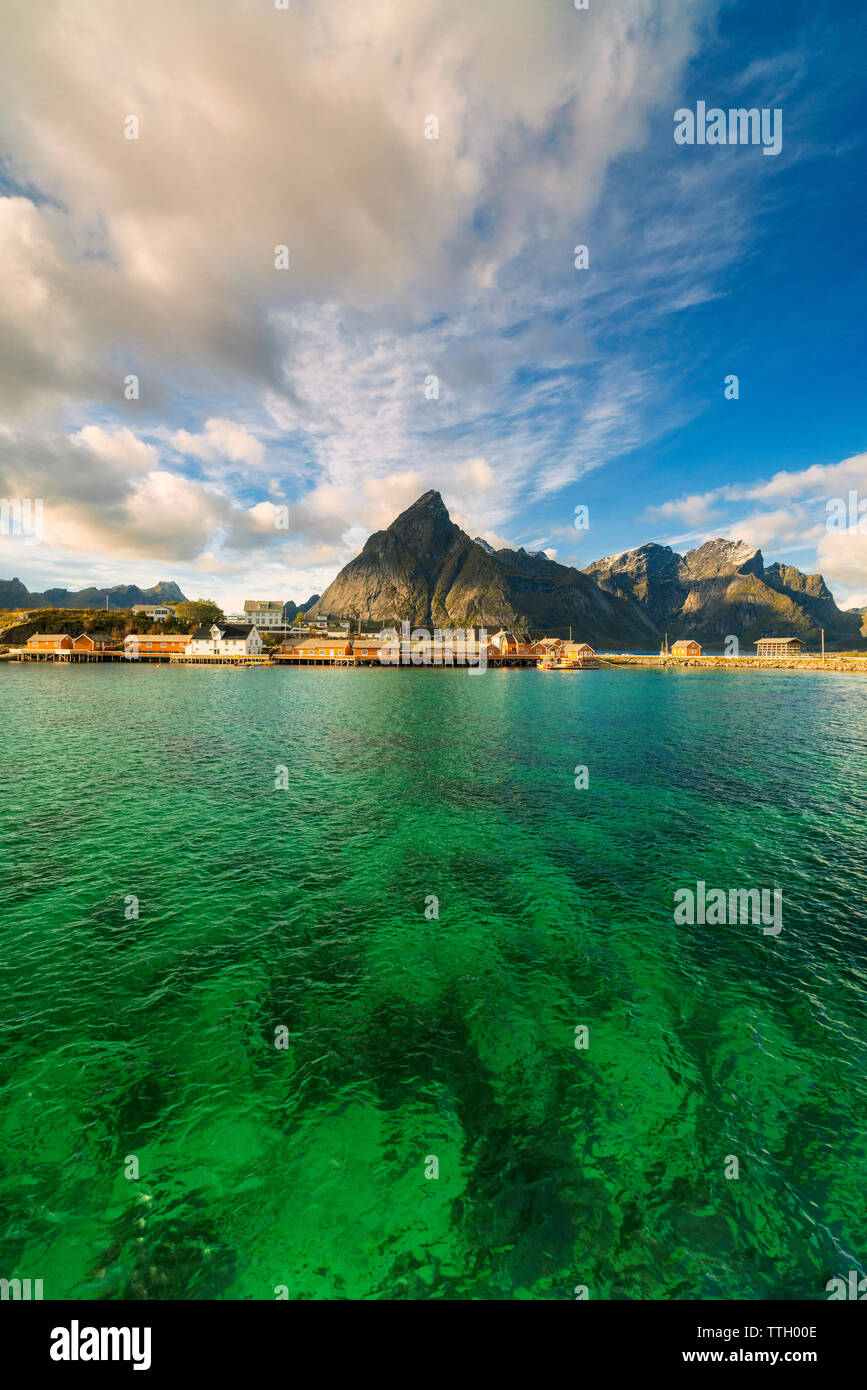 Sakrisoy nei e il Monte Olstind, Isole Lofoten in Norvegia Foto Stock