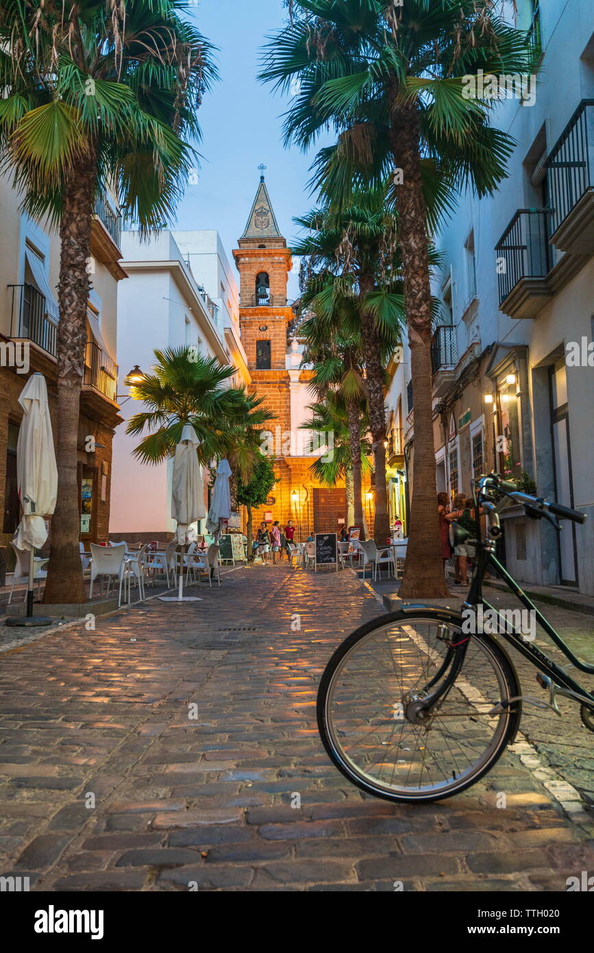 I turisti della vecchia alley Barrio De La Vina, Cadiz, Spagna Foto Stock