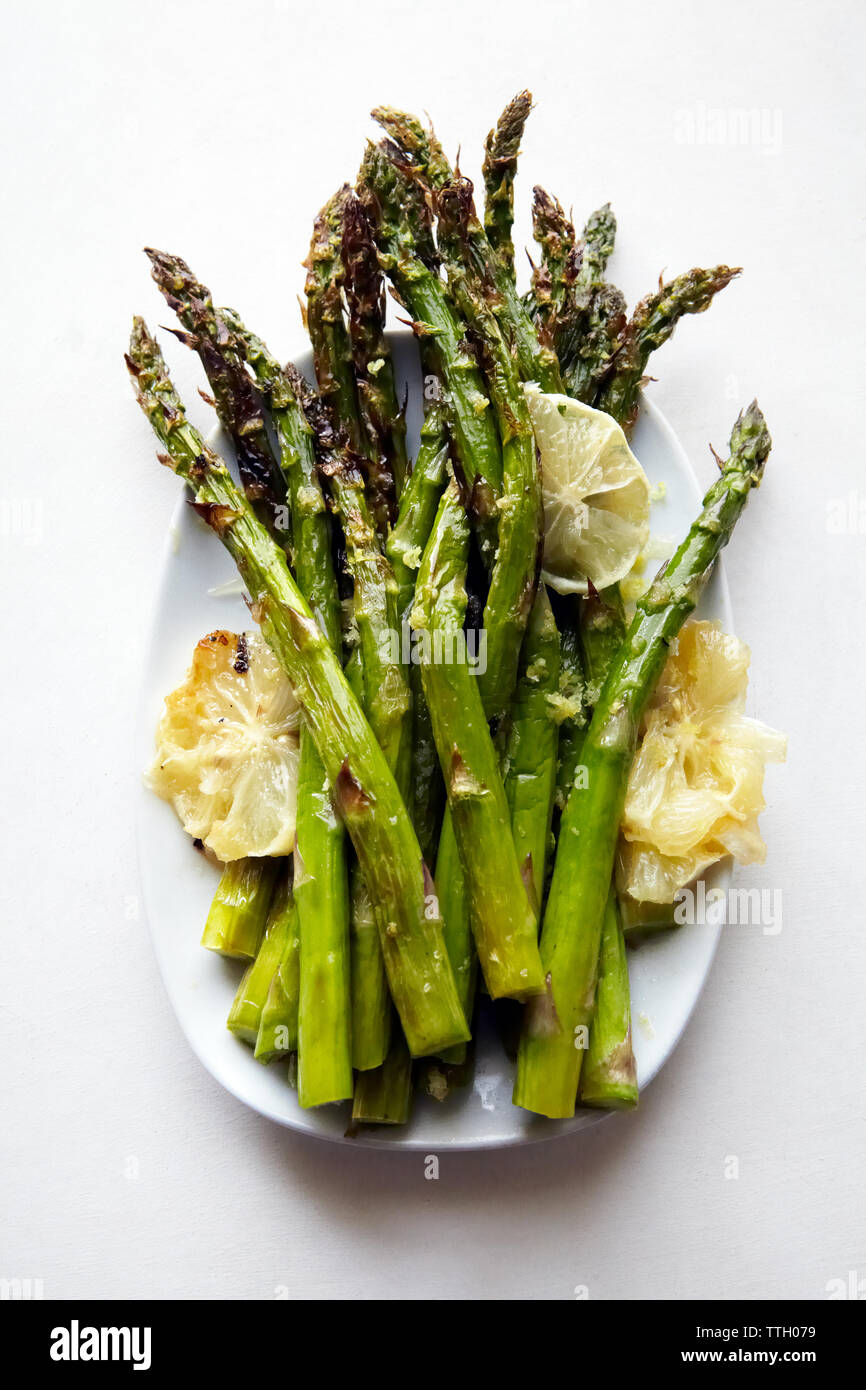 Asparagi al forno al limone Foto Stock