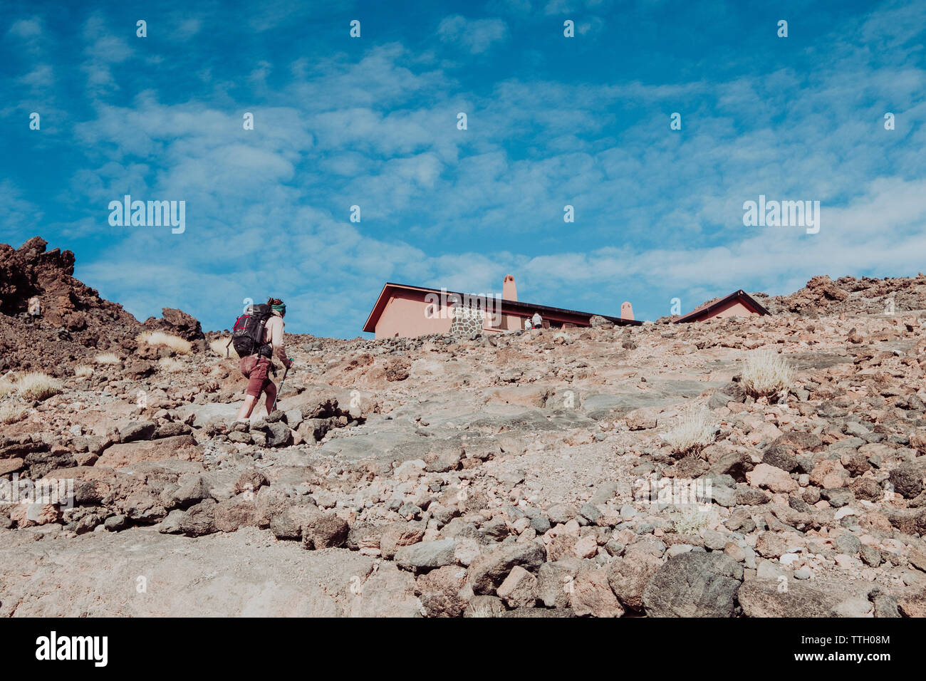 Un uomo che cammina vicino ad Altavista rifugio di montagna in El Teide Tenerife Foto Stock