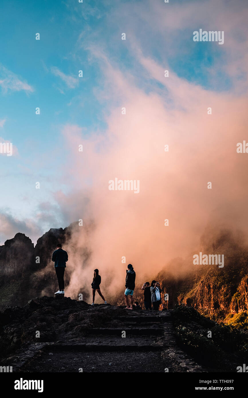 La gente a guardare il tramonto in Masca Foto Stock