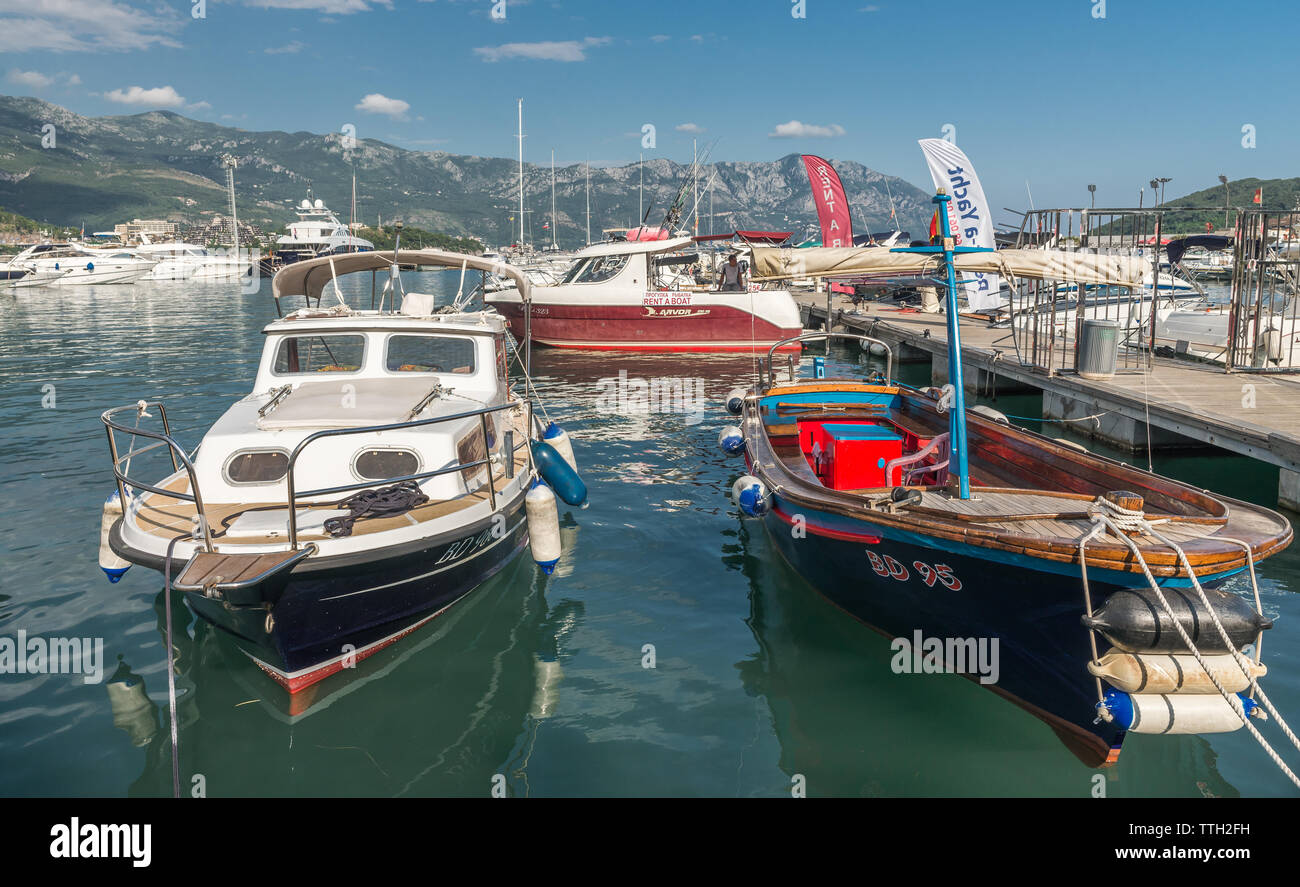 Barche e yacht in Budva, Montenegro Foto Stock