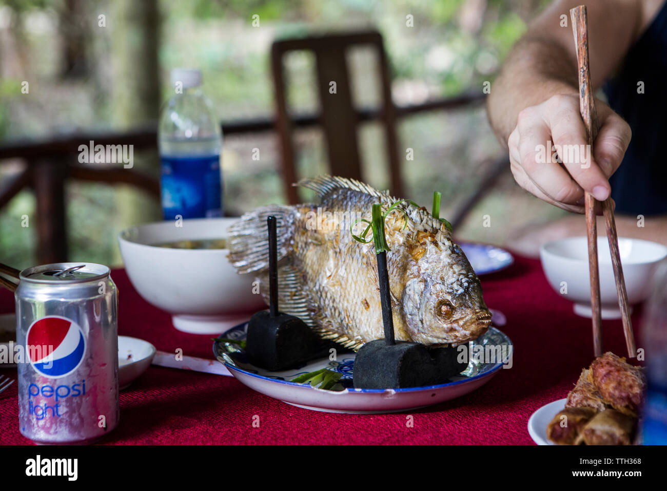 Fried a orecchio di elefante Pesce, un pasto comune in Vietnam il Delta del Mekong. Foto Stock