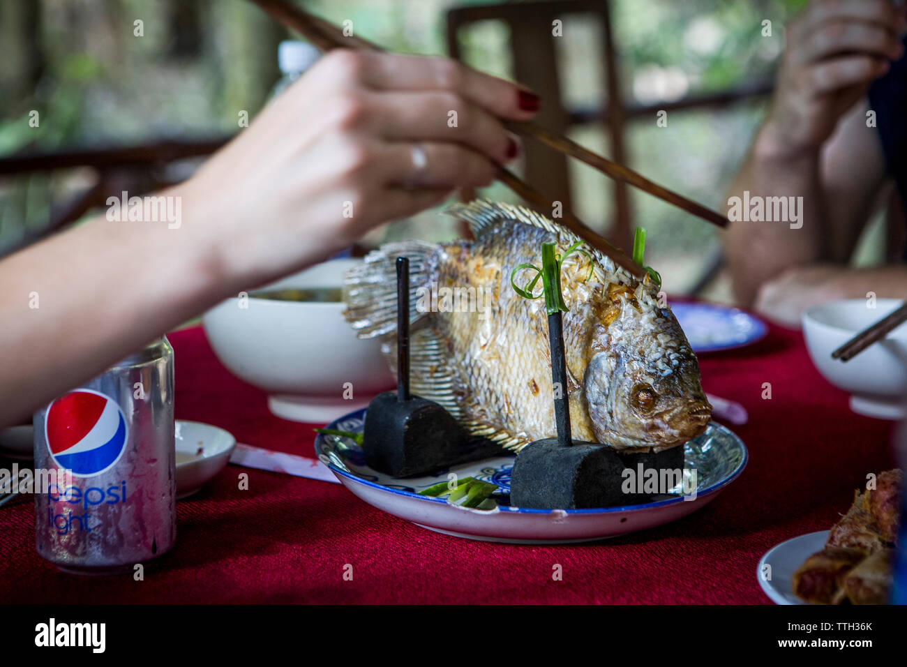 A orecchio di elefante Pesce, un pasto comune in Vietnam il Delta del Mekong. Foto Stock