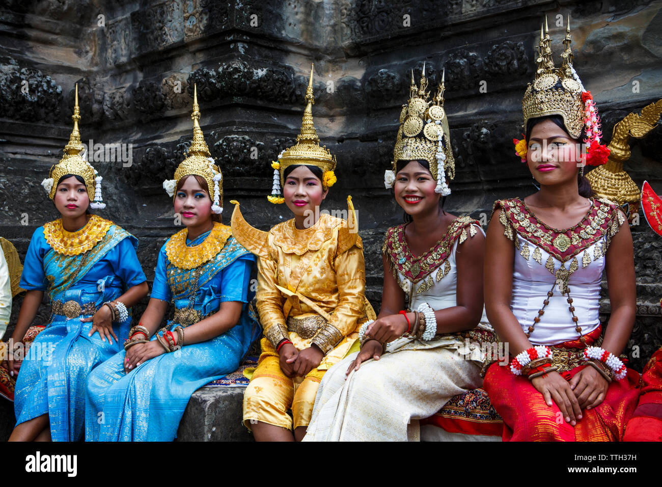 I ballerini di pausa tra le sessioni di foto con i turisti a Angkor Wat. Foto Stock