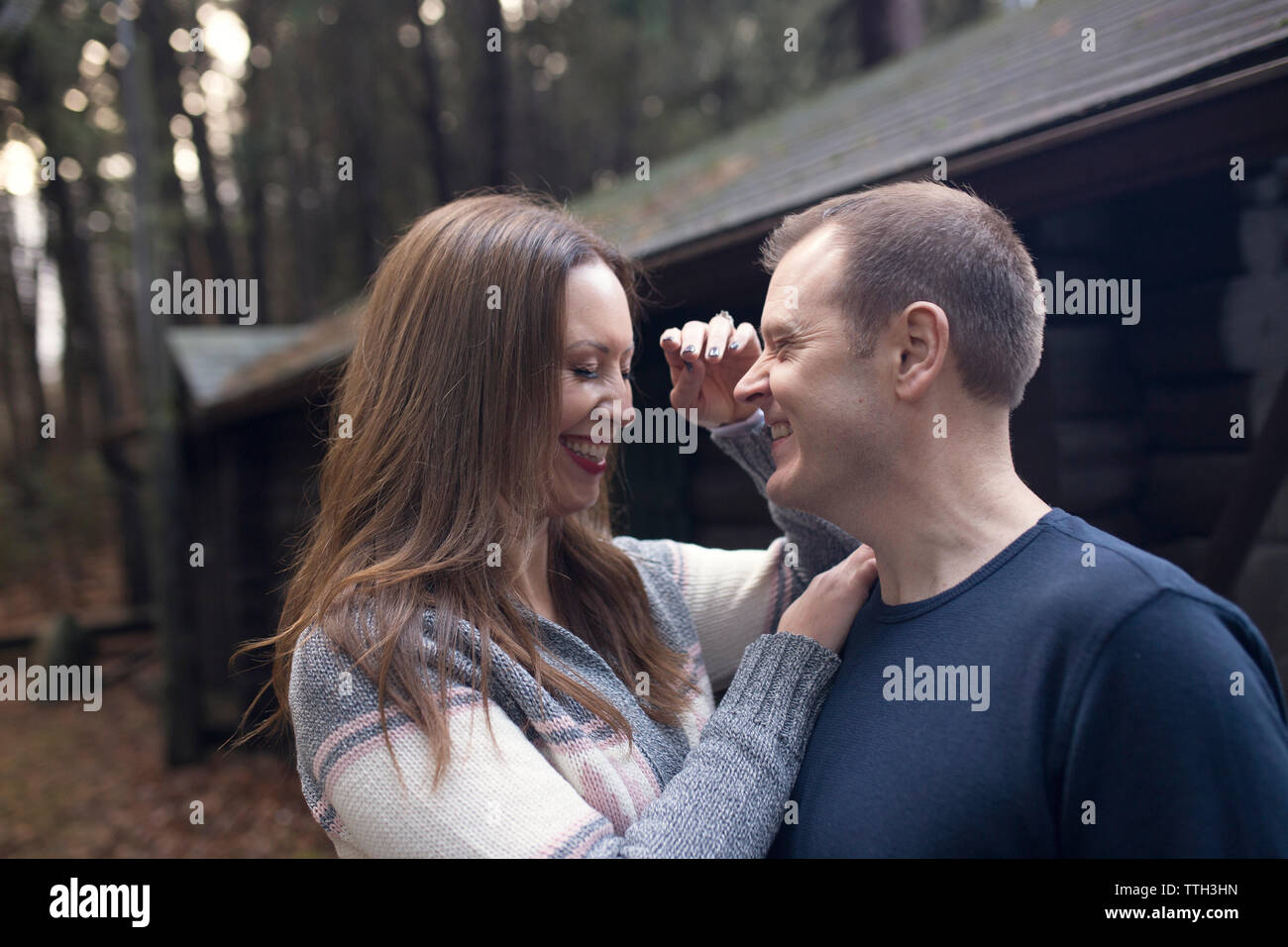 Una coppia di coniugi che ride nella parte anteriore della cabina Foto Stock