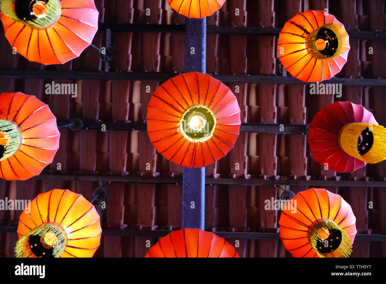 Basso angolo di vista illuminata lanterne cinesi appesa al soffitto Foto Stock