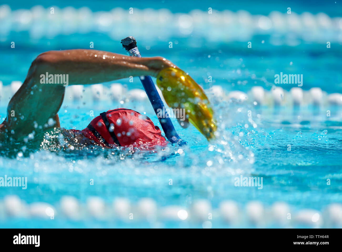 Chiusura del nuotatore facendo corsa freestyle a piscina esterna Foto Stock