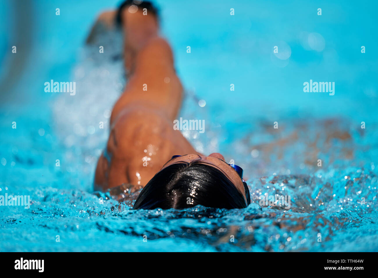 Chiusura del nuotatore facendo dorso a piscina esterna Foto Stock