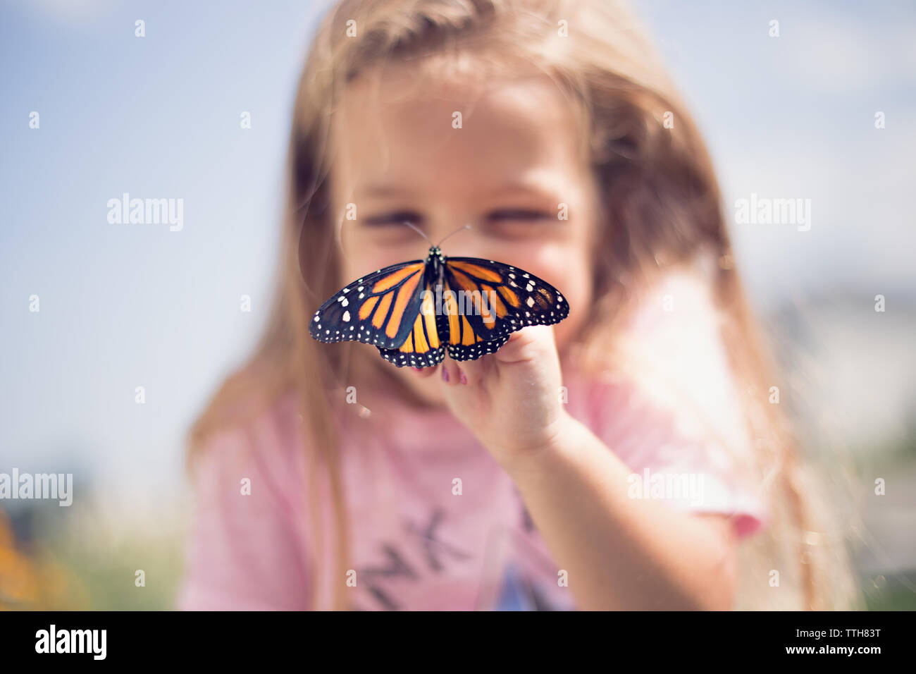 Butterfly circa a prendere il volo da un giovane conservatore. Foto Stock