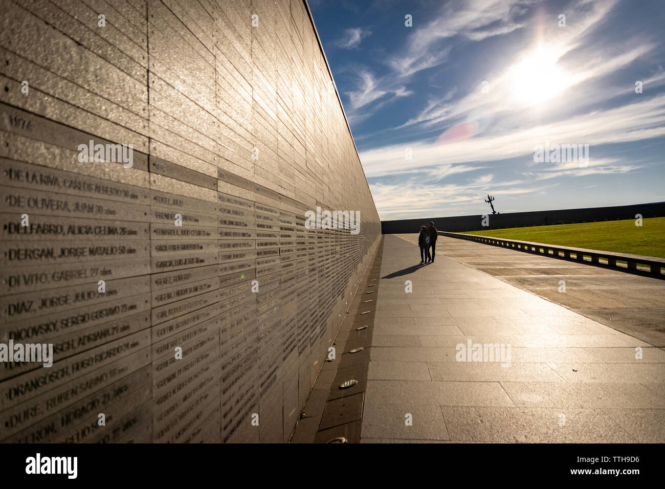 Parete che ricorda i nomi delle vittime della violenza di stato, nella memoria Park a Buenos Aires, Argentina Foto Stock