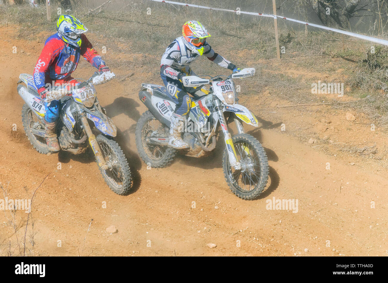 Spagna cross country campionato. Due motociclisti con la società Husqvarna Motorcycles, durante la gara. Giornata di sole nella città di Guadalajara (Spagna). Foto Stock