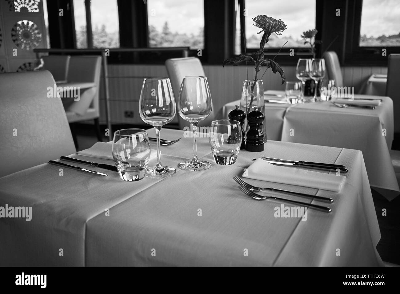 Un tavolo per due in un ristorante elegante. Foto Stock