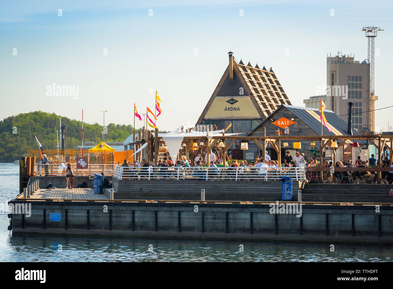 Oslo cafe, vista della terrazza del caffè situati presso il sale Art Project accanto all'Oslofjord nella città di Oslo Harbour, Norvegia. Foto Stock