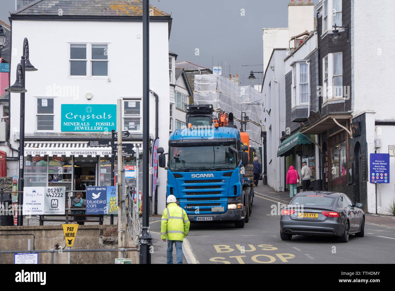 Veicoli pesanti nelle strette strade di Lyme Regis, Dorset, England, Regno Unito Foto Stock