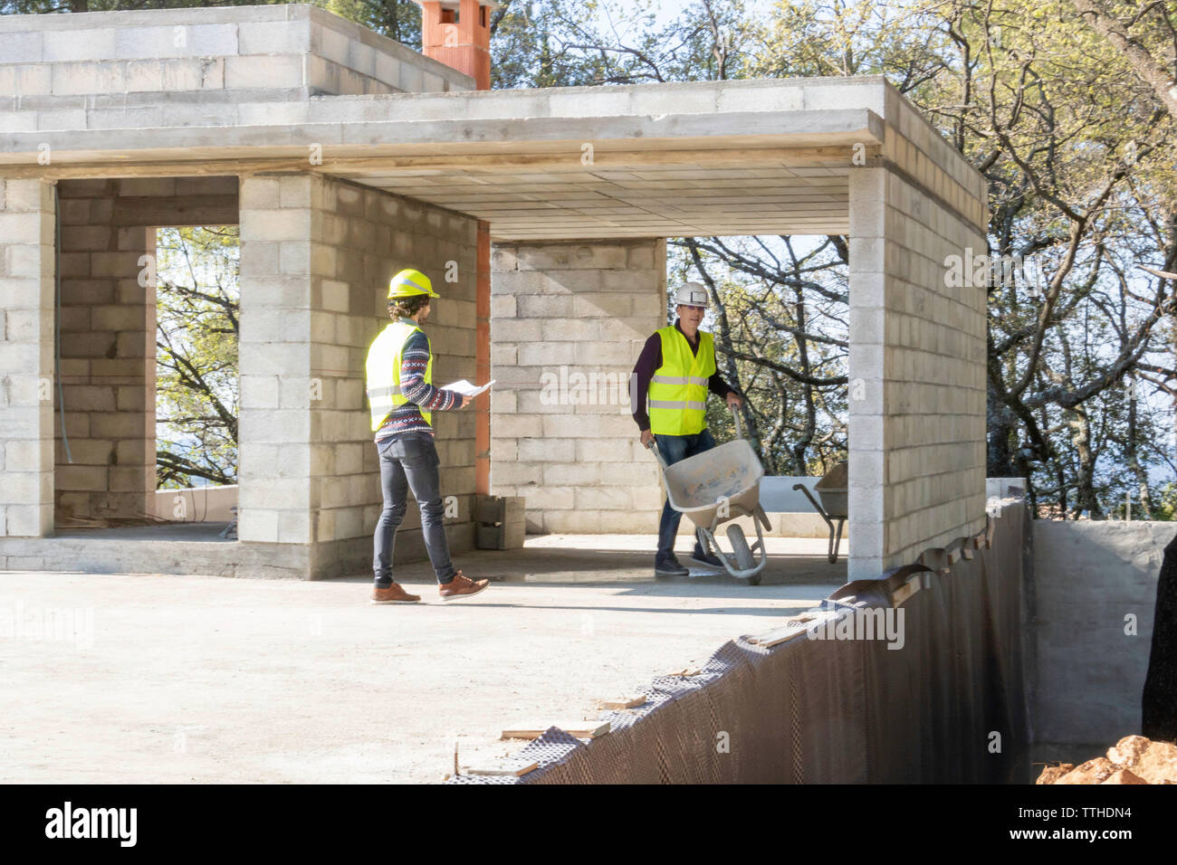 Edilizia, imprese edili su una casa sito in costruzione Foto Stock