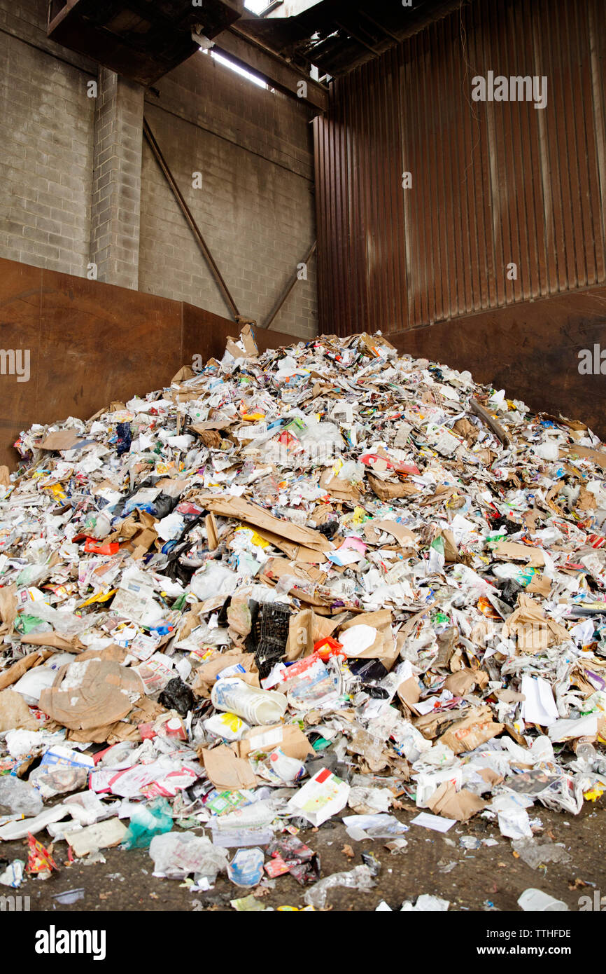 Pila di spazzatura in impianto di riciclaggio Foto Stock