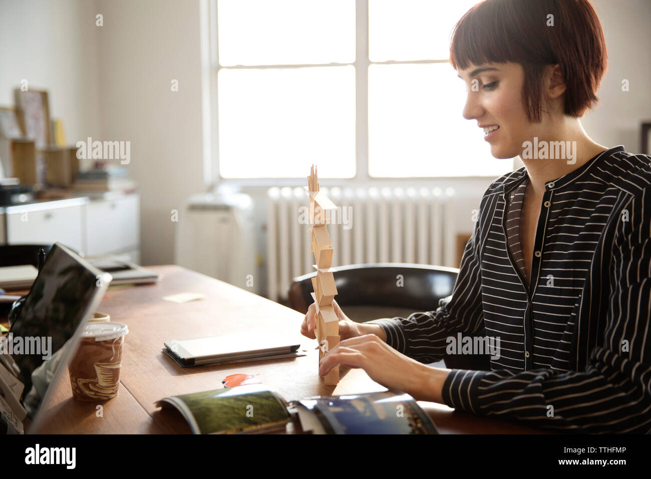 Femmina editor foto preparazione tecnica prodotto alla scrivania in ufficio creativo Foto Stock
