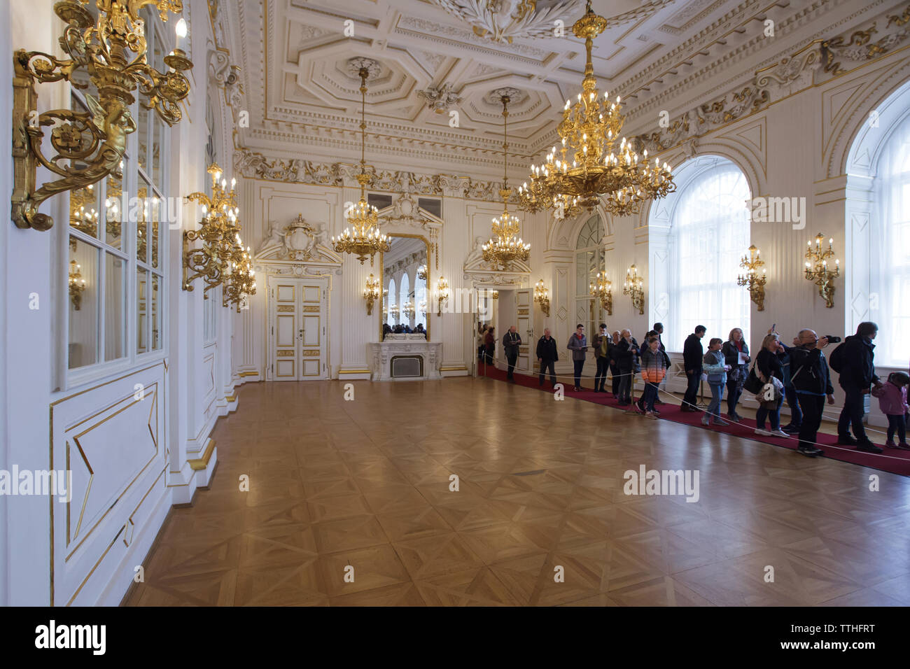 Visitatori in Rudolph Gallery (Rudolfova galerie) del nuovo Palazzo Reale (Nový královský palác) nel Castello di Praga a Praga, Repubblica Ceca. Le camere di stato del nuovo Palazzo Reale ora usata dal presidente della Repubblica ceca sono state aperte al pubblico durante la fase di apertura della stagione estiva nel Castello di Praga il 11 maggio 2019. Foto Stock