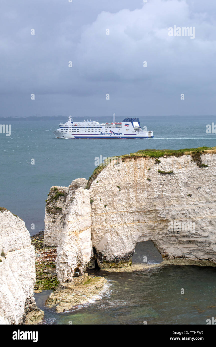 Un traghetto Brittany passando il vecchio Harry rocce al punto Handfast, Isle of Purbeck, Jurassic Coast, un sito Patrimonio Mondiale dell'UNESCO nel Dorset, England, Regno Unito Foto Stock