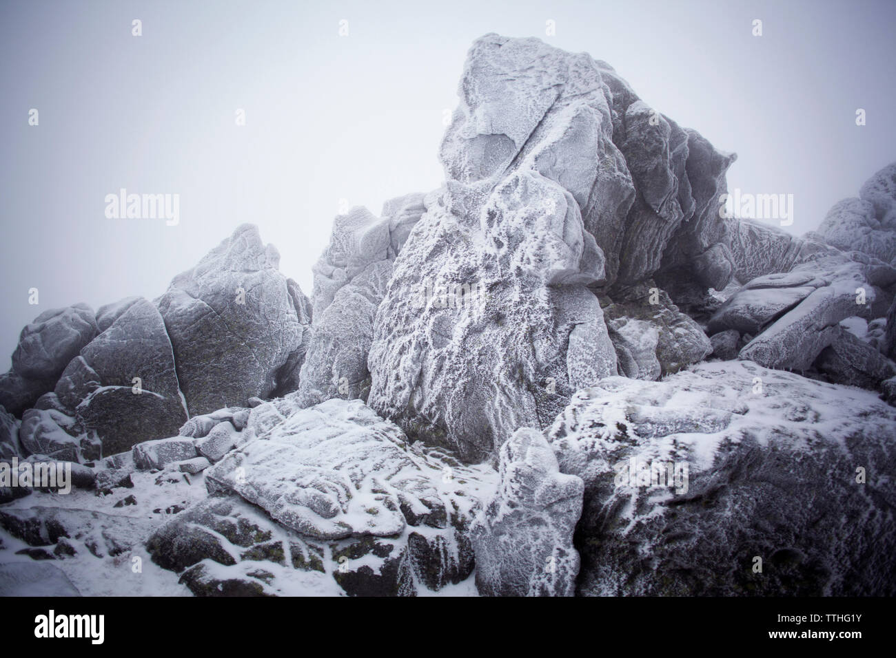 Close-up di coperta di neve formazioni rocciose Foto Stock