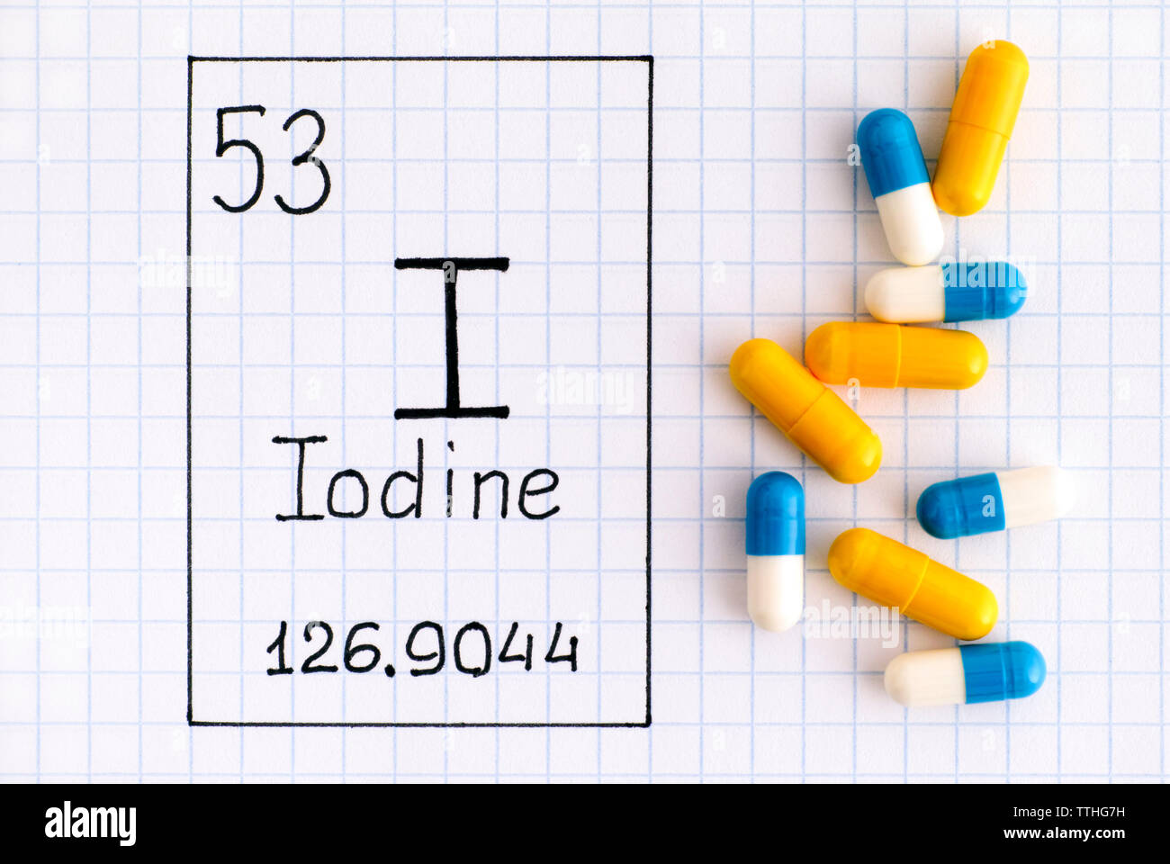 La grafia elemento chimico iodio I con alcune pillole. Close-up. Foto Stock