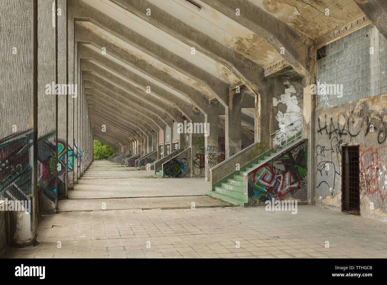 Tribuna sud dello Stadio Strahov (Velký strahovský stadion) progettato dagli architetti modernisti cechi Zděnek Kuna, Olivier Honke-Houfek e Zděnek Stupka (1965-1972) nel distretto di Strahov a Praga, Repubblica Ceca. Foto Stock