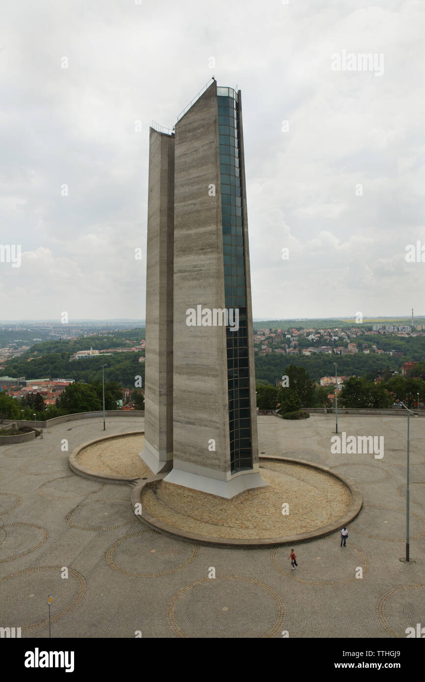 Pilastro di calcestruzzo nella parte anteriore del Strahov Stadium (Velký strahovský stadion) nel distretto di Strahov a Praga, Repubblica Ceca. Foto Stock