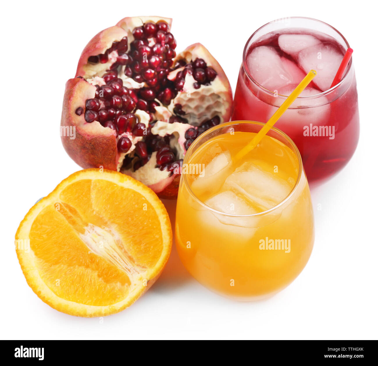 Iced melograno e bevanda a base di arancia con frutta fresca isolato su bianco Foto Stock