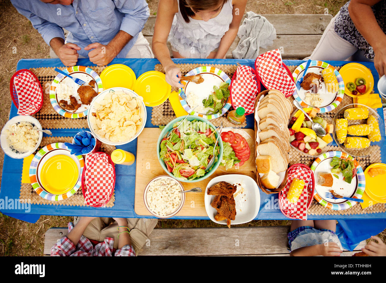 Vista aerea della famiglia avente il cibo al tavolo da picnic Foto Stock