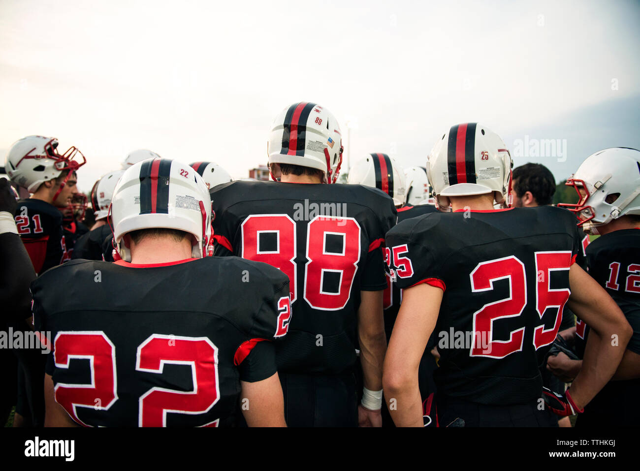 Vista posteriore del football americano giocatori contro il cielo Foto Stock