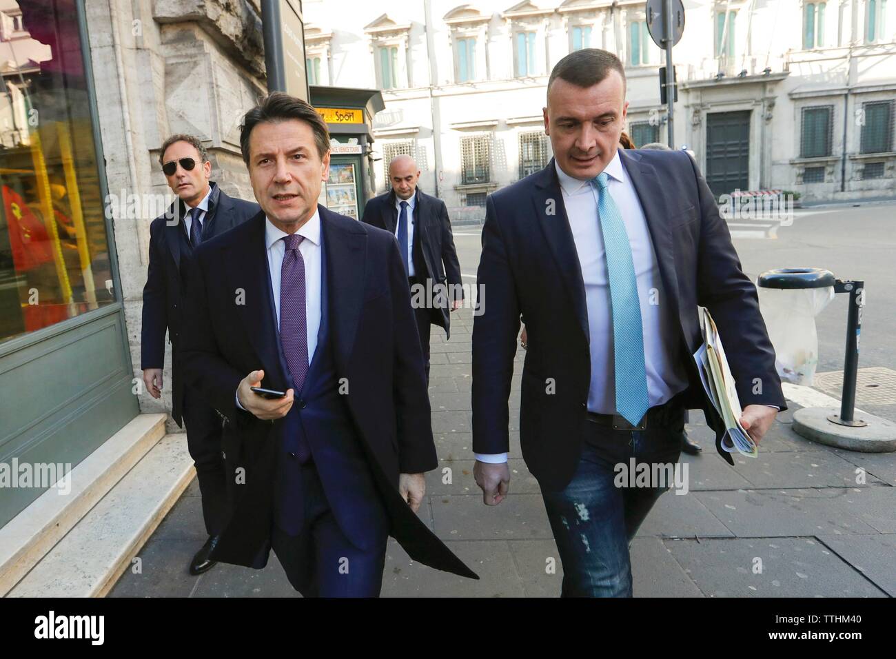 Il Primo Ministro italiano Giuseppe Conte, accompagnato dal suo portavoce Rocco Casalino, va alla fine dell'anno in conferenza stampa, Roma, Italia, 28/12/2 Foto Stock
