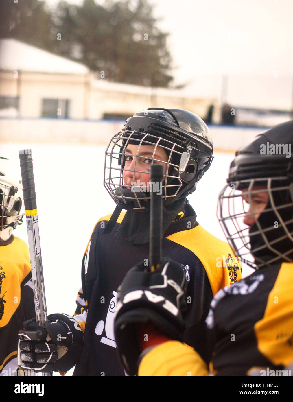 Giocatori di hockey su ghiaccio azienda aderisce alla pista di pattinaggio Foto Stock
