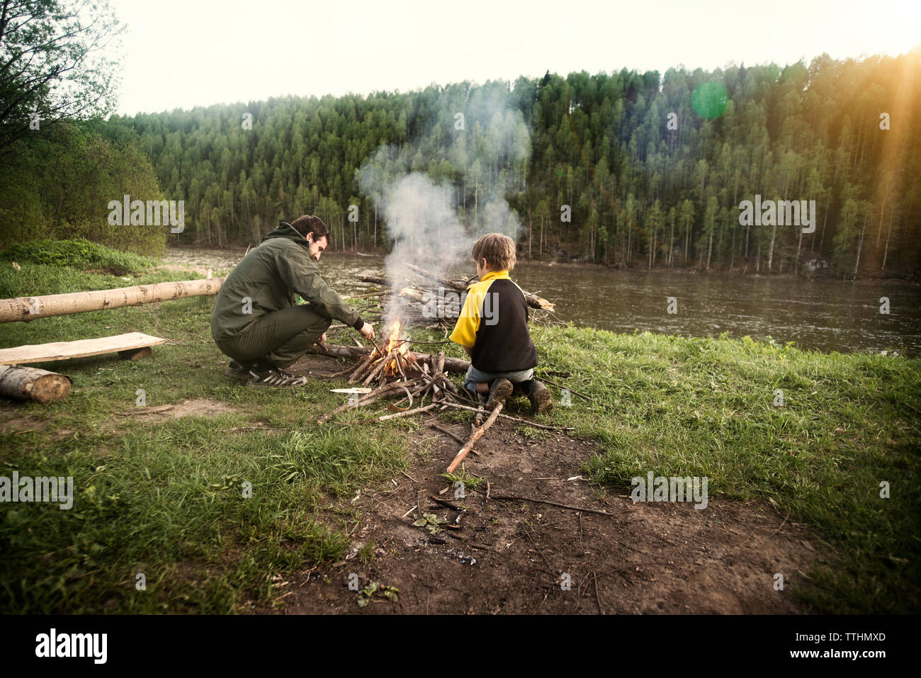 Padre e figlio messa a fuoco sul campo da parte di fiume Foto Stock